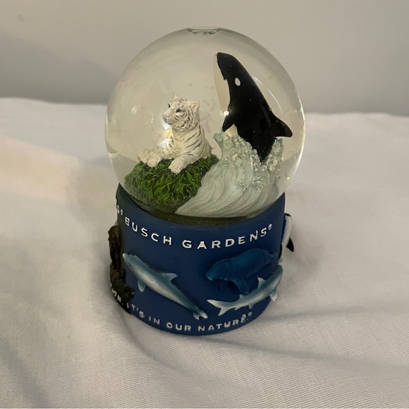 NEW Sea World / Busch Gardens “Conservation. It’s In Our Nature” Snow Globe - Picture 3 of 6